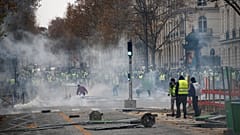Paris karıştı. Sarı Yelekliler meydanlarda. 