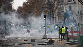 Paris karıştı. Sarı Yelekliler meydanlarda. 