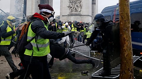 Paris: Gelbwesten gehen auf die Barrikaden