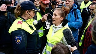 Hollanda'nın çeşitli kentlerinde "sarı yelekliler" protesto düzenledi