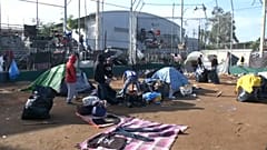 Új helyre költöznek a Mexikóban rekedt migránsok
