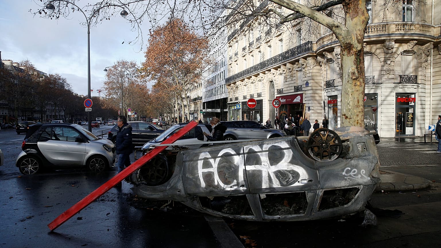 Certains "gilets jaunes" ont la rage contre Macron et se radicalisent 