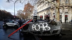 Certains "gilets jaunes" ont la rage contre Macron et se radicalisent 