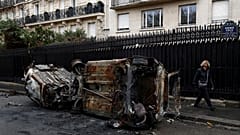 Schwarze Rauchwolken über den Champs-Élysées