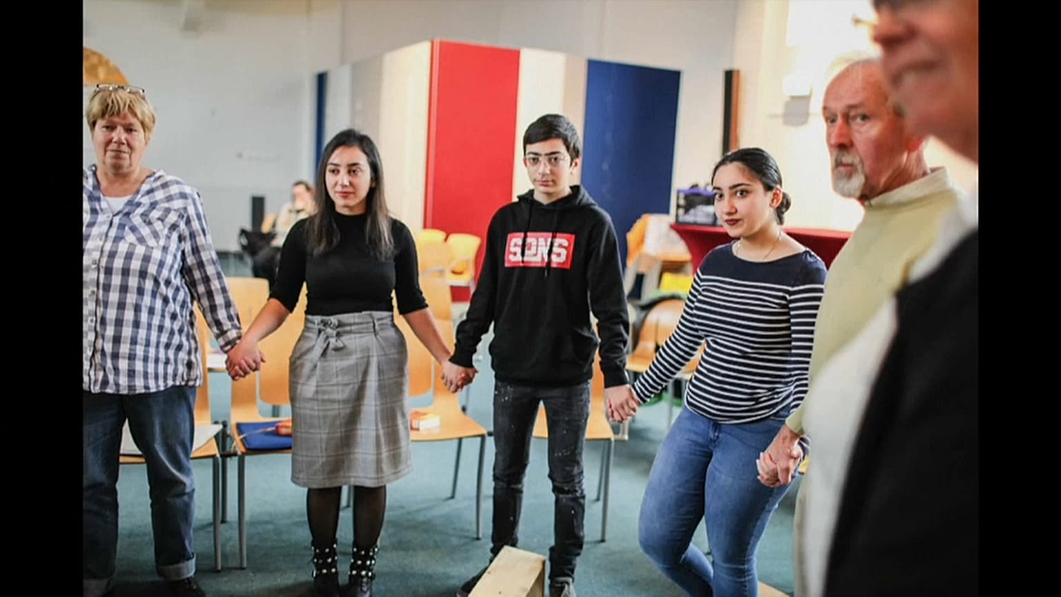 Folyamatosan istentiszteletet tartanak egy menekült családot védve egy holland templomban