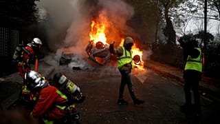 Macron Başbakan Philippe'den 'Sarı Yelekliler' ile görüşmesini istedi