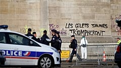 "Gilets jaunes" :  le gouvernement suspend pour 6 mois la hausse de la taxe carbone 