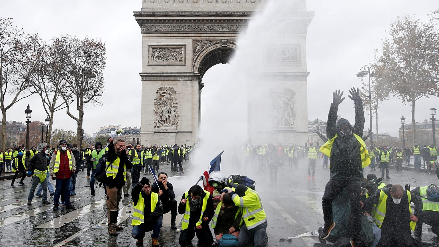 Macron, contra las cuerdas, negociará con los chalecos amarillos