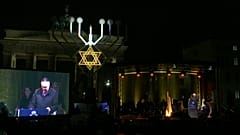 Steinmeier entzündet 1. Chanukka-Kerze vor dem Brandenburger Tor