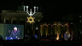Steinmeier entzündet 1. Chanukka-Kerze vor dem Brandenburger Tor