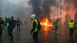 Incêndios e repressão policial abalaram o fim de semana na capital francesa