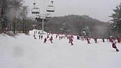 Hohoho! Vorsicht, Weihnachtsmänner auf Skiern!