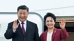 Xi Jinping e a primeira dama Peng Liyuan a caminho de Lisboa