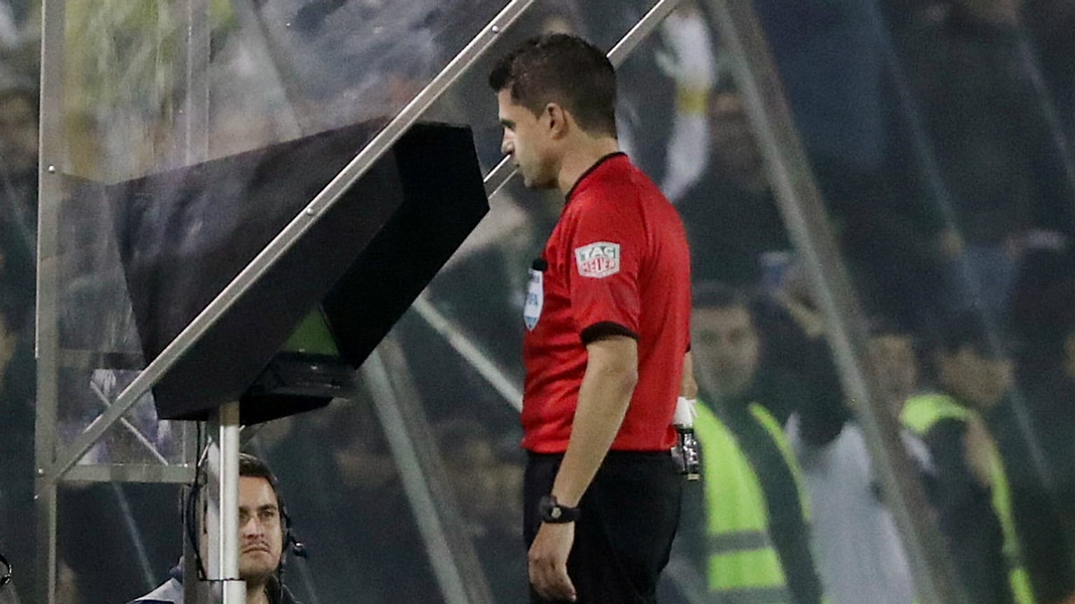 Árbitros da UEFA vão começar a recorrer às imagens em fevereiro