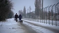 Grenzzaun zwischen Ukraine und Russland erinnert an deutsche Teilung
