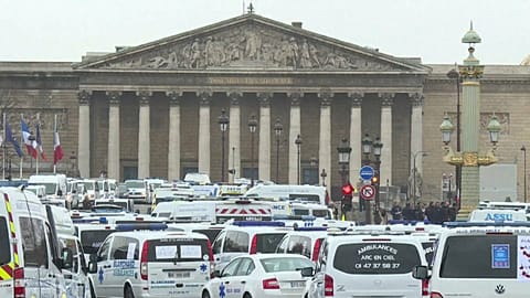 Las ambulancias también le plantan cara a Macron