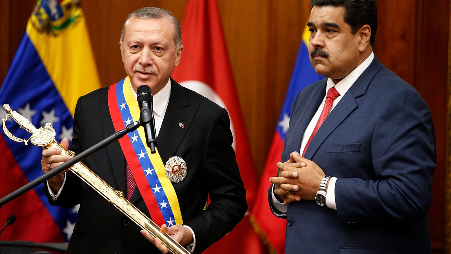 Video | Erdoğan'a kılıç hediye eden Venezuela lideri: Ertuğrul dizisini çok seviyoruz