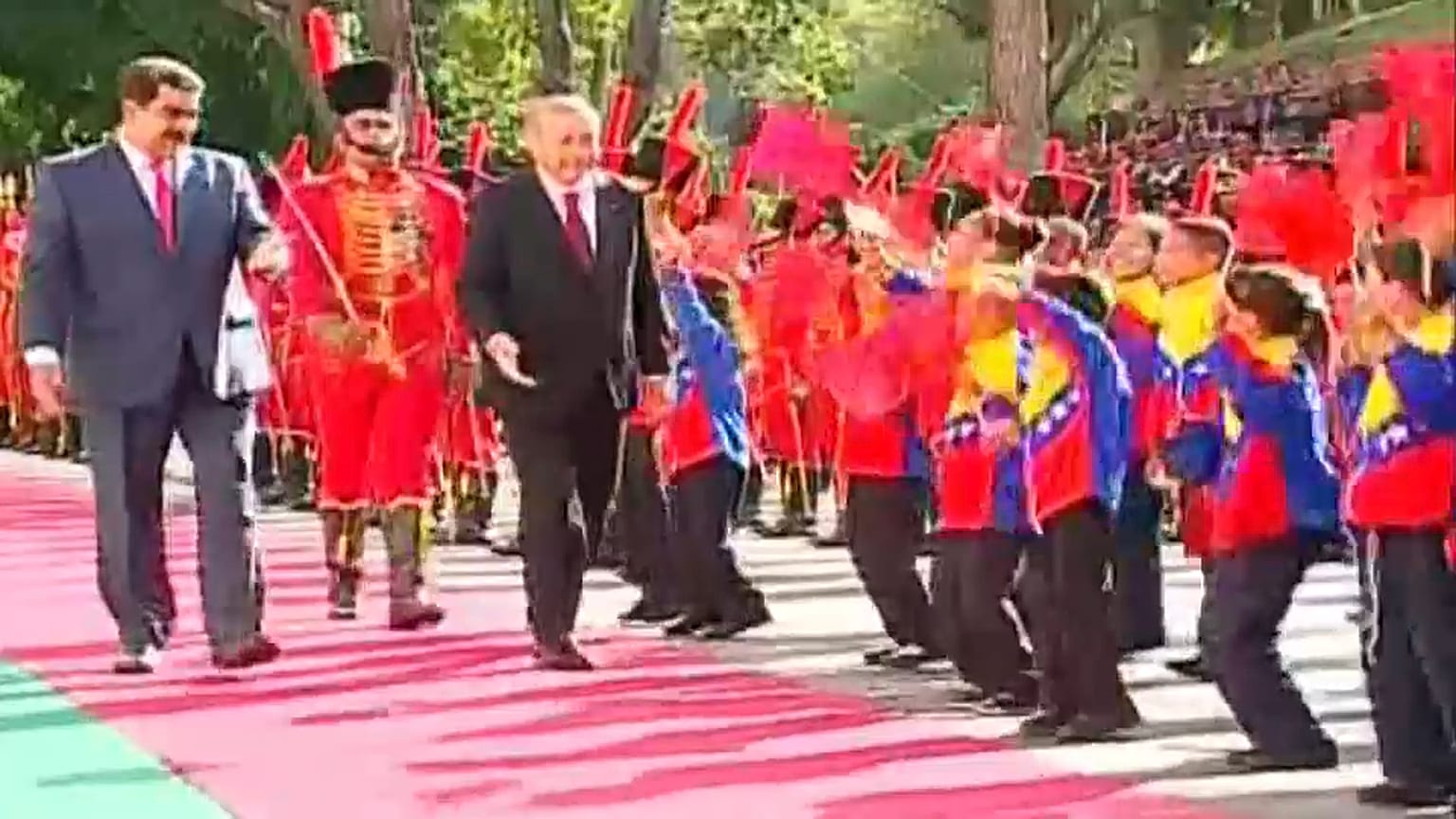 Maduro, yere düşen Türk bayrağını kaldırdı