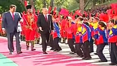 Maduro, yere düşen Türk bayrağını kaldırdı