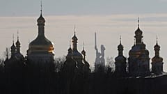 Киево-Печерская лавра на фоне скульптуры Родина-мать