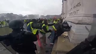 Polisin saldırıya uğradığı an kamerada