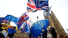 Demonstranten protestieren vor dem britischen Parlament