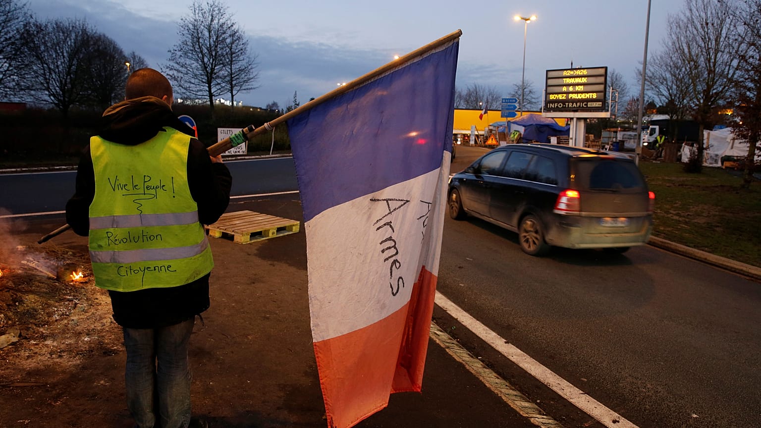 Gilet gialli: camionisti, agricoltori e studenti si schierano a favore del movimento