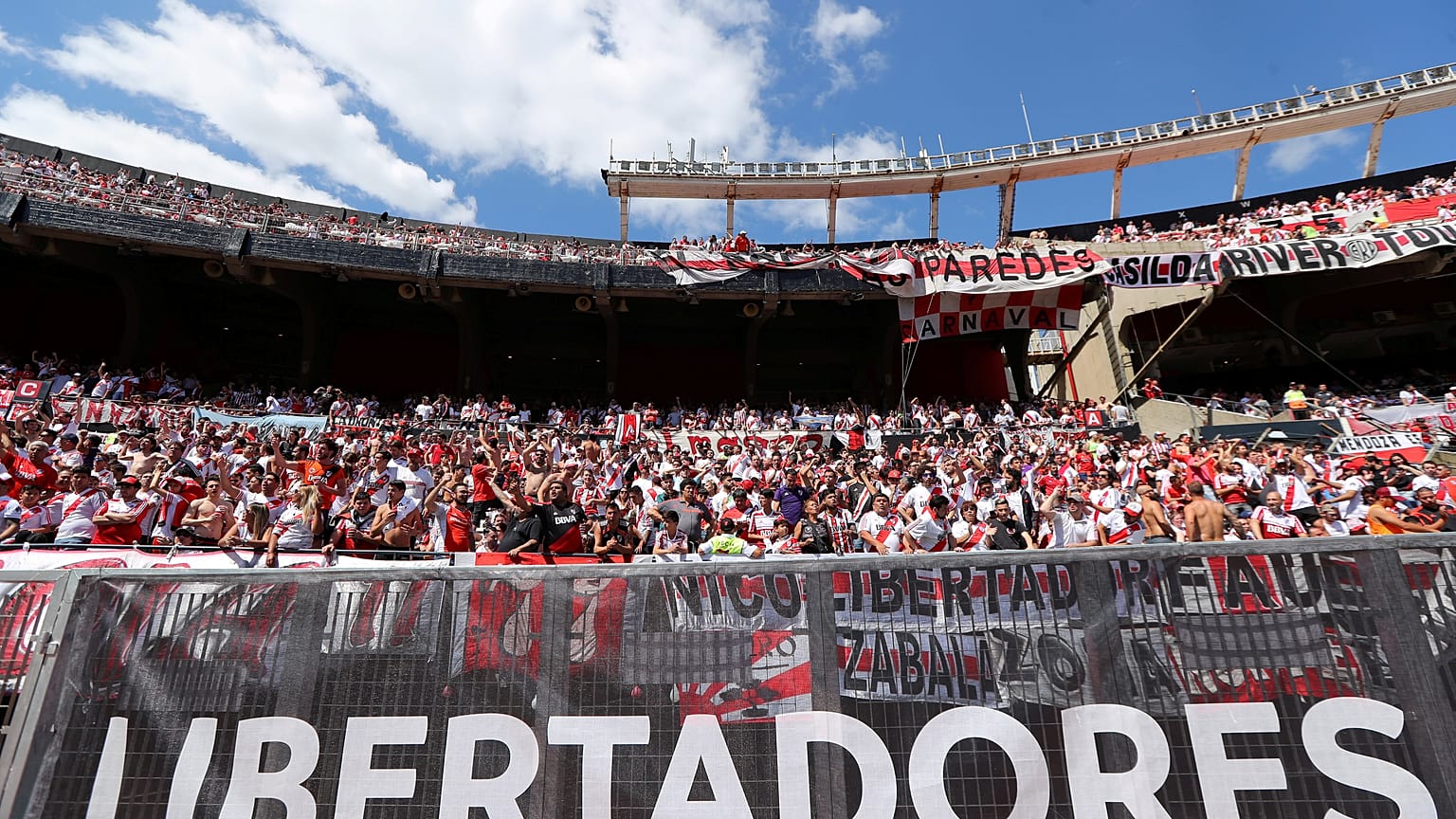 Aerolíneas segregará a los hinchas de River y Boca en dos vuelos a Madrid 
