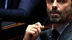Σφοδρή κριτική στη γαλλική κυβέρνηση παρά την οπισθοχώρηση