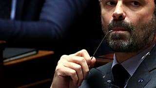 Σφοδρή κριτική στη γαλλική κυβέρνηση παρά την οπισθοχώρηση