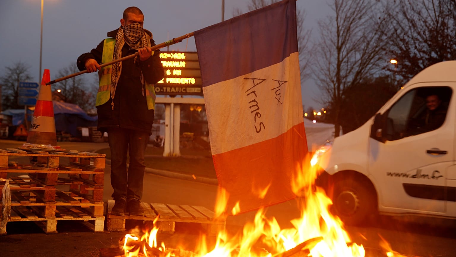 Críticas contra el Gobierno francés por su repliegue ante la crisis