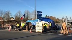 Символы протеста: желтый дорожный жилет и государственный триколор