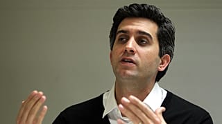 Oyuncu Memet Ali Alabora hakkında 'darbeye teşebbüs' suçlamasıyla tutuklama kararı