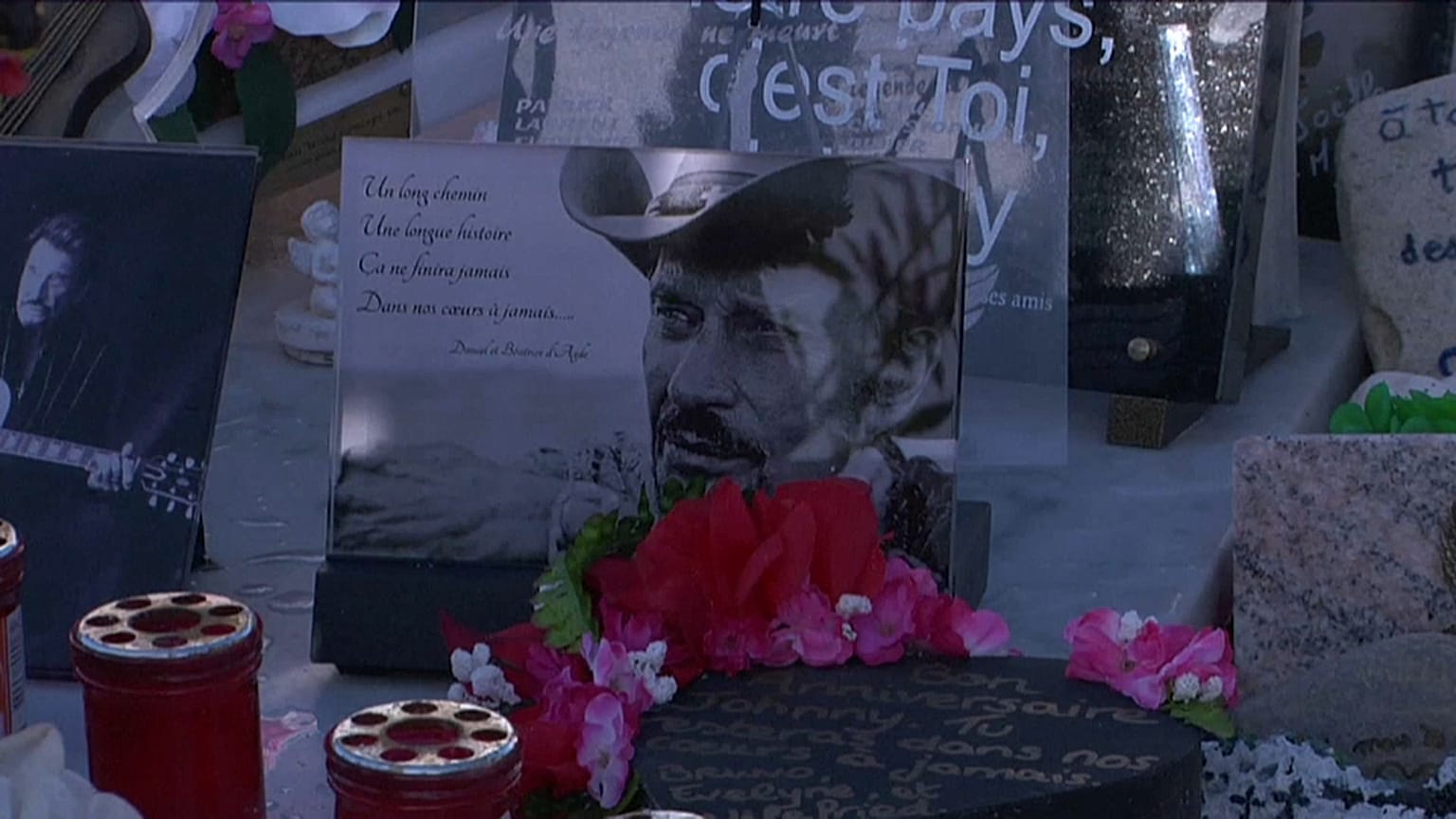 Pèlerinage sur la tombe de Johnny Hallyday