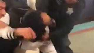 شاهد: شرطي في شيكاغو يضرب فتى أسود باستعمال أصفاد معدنية