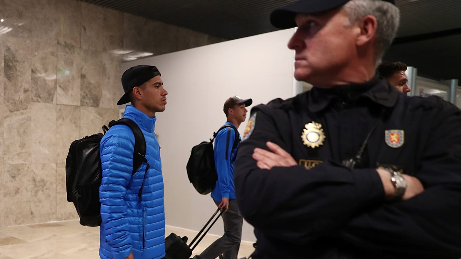Jogadores do Boca Juniors chegam ao aeroporto de Madrid