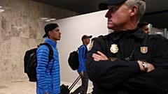 Jogadores do Boca Juniors chegam ao aeroporto de Madrid