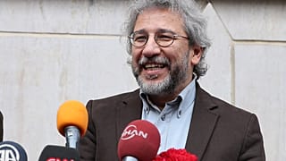 Can Dündar'dan yakalama kararına tepki: Gurur duyuyoruz 