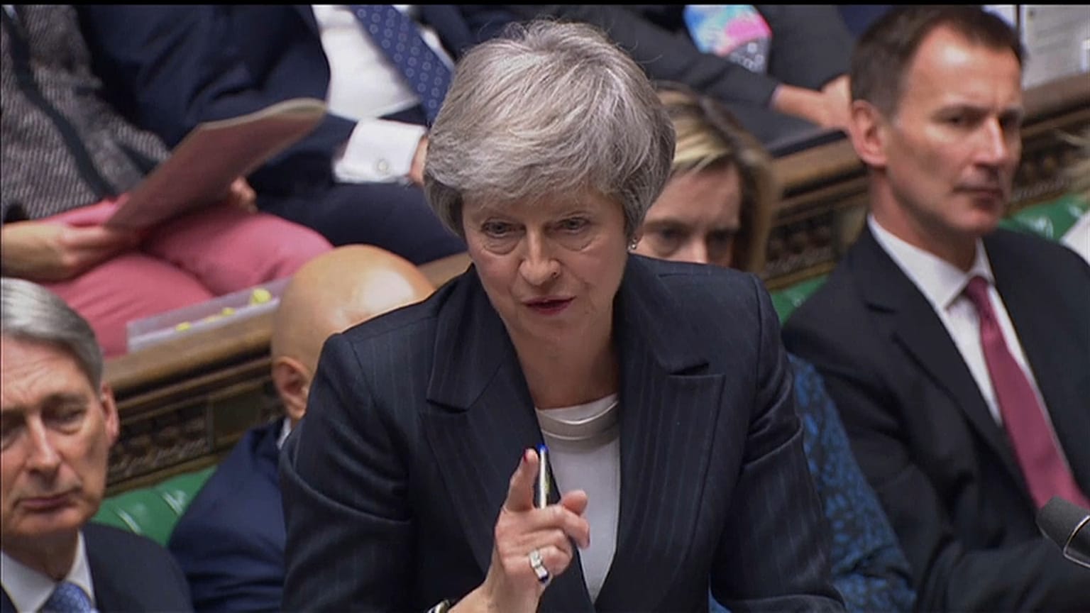 Theresa May atacada de todos os lados defende o acordo do Brexit