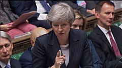Theresa May atacada de todos os lados defende o acordo do Brexit