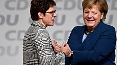 Annegret Kramp-Karrenbauer a CDU új elnöke, a 18 év után távozó Merkel utóda