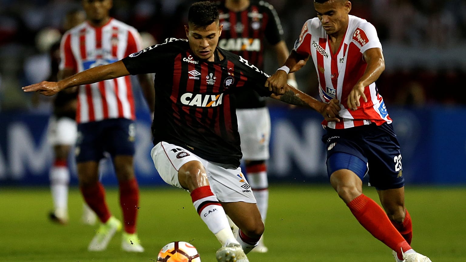 Atletico Paranaense Bruno Guimarães com Luis Diaz do Argentino Juniors