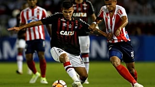Atletico Paranaense Bruno Guimarães com Luis Diaz do Argentino Juniors