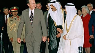 الملك فهد مستقبلاً جورج بوش الأب في السعودية (جدة)