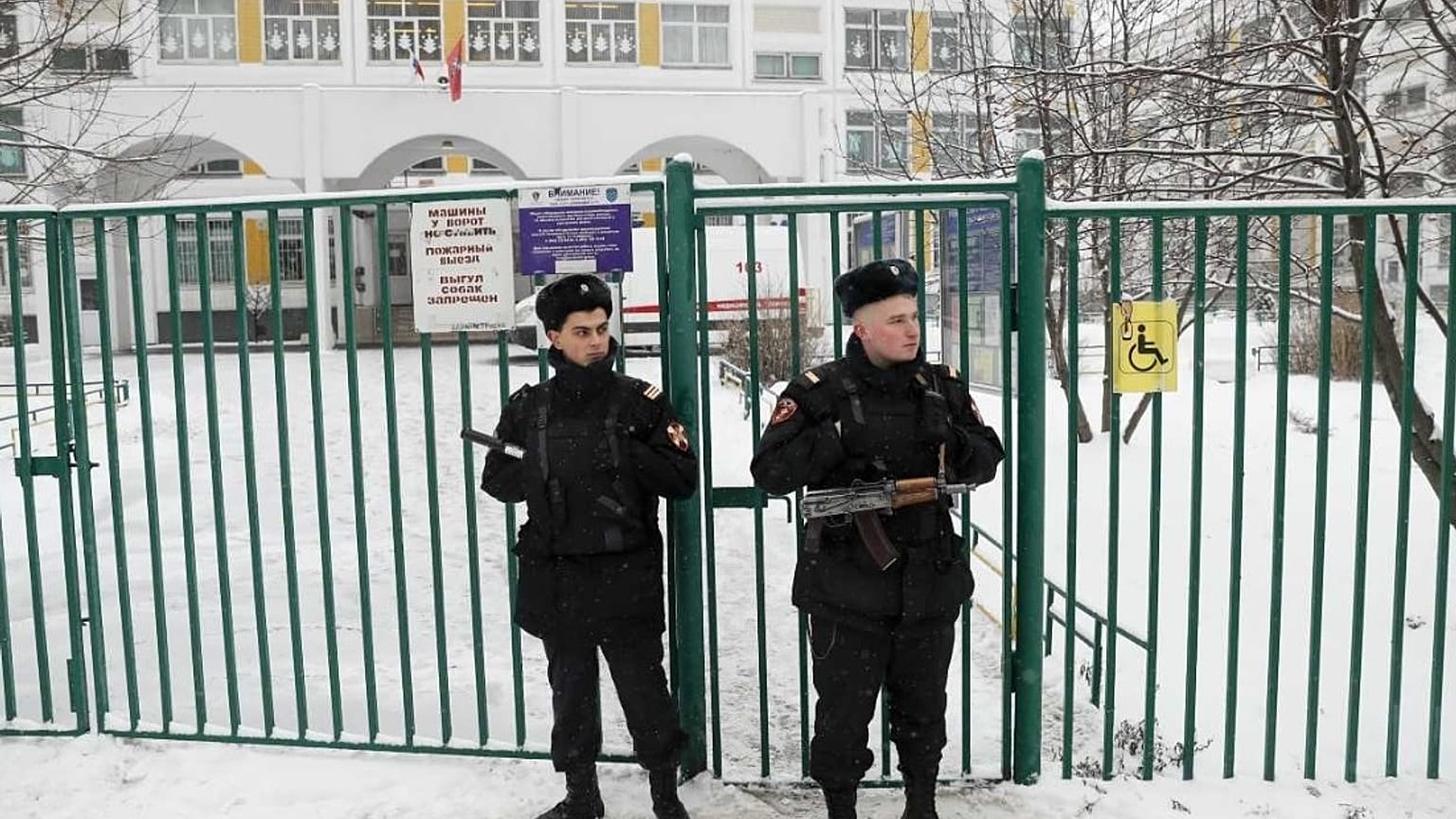 Ученик, пришедший в школу с ножом в руках, сдался полиции