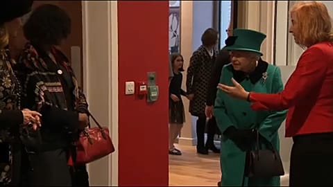 Au lieu de saluer la reine, il "file à l'anglaise"