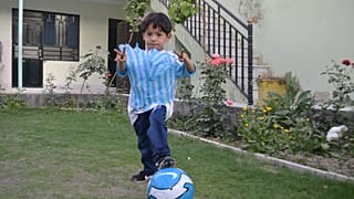 Video | Messi'den aldığı imzalı formayla Taliban'ın hedefi olan Afgan çocuk evini terk etti 