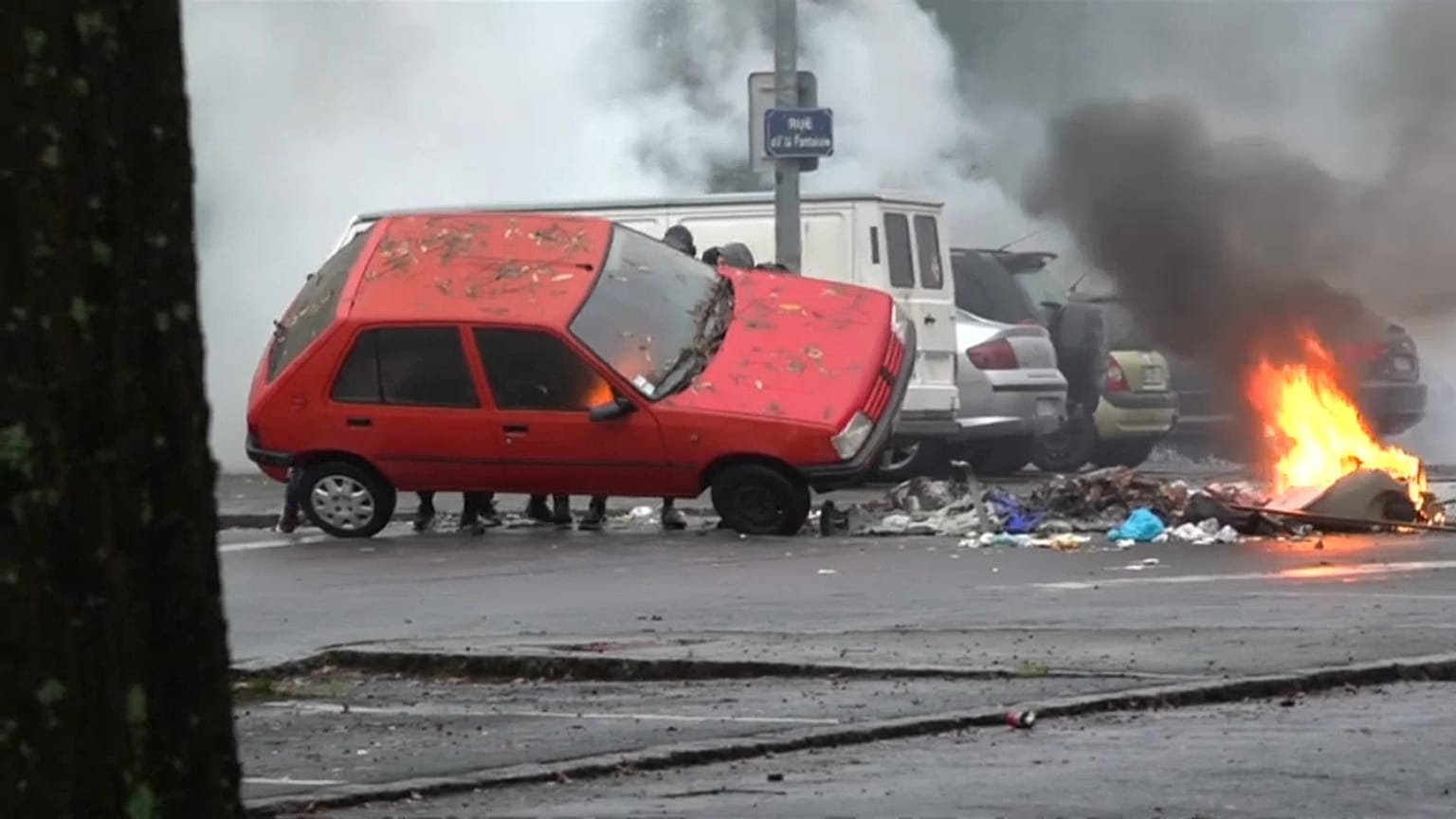 Paris'te 'sarı yelekliler'in başlattığ eylemler Nantes'a sıçradı