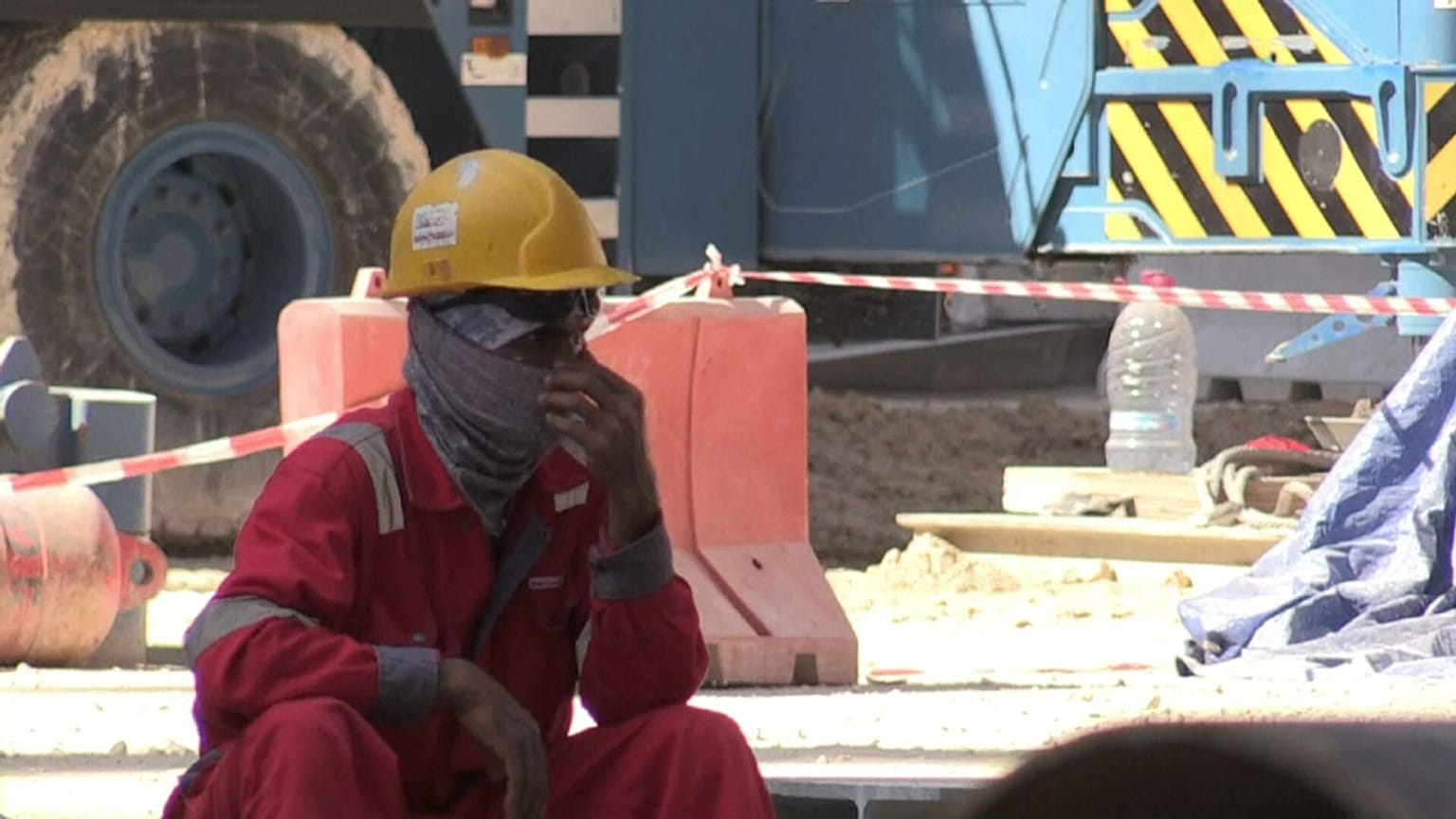 قطر تُعدل قوانينها بعد "فضائح العمال المهاجرين" في مشاريع كأس العالم