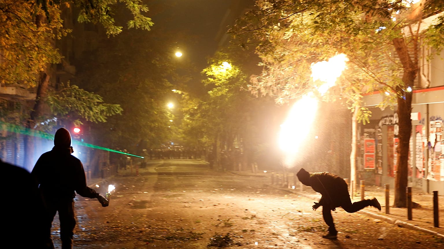 Μολότοφ και χημικά σε Αθήνα και Θεσσαλονίκη